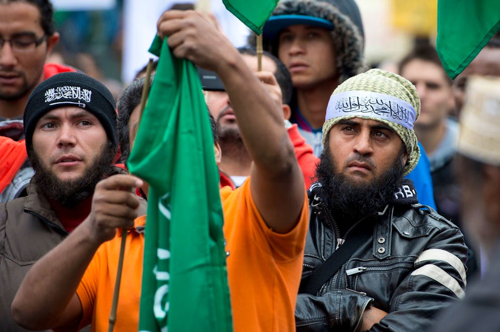Islamisten demonstrieren gegen den Hetzfilm des Propheten Mohammed, der im Internet kursiert, am Samstag, 22. September 2012, in Bern. (KEYSTONE/Peter Schneider)