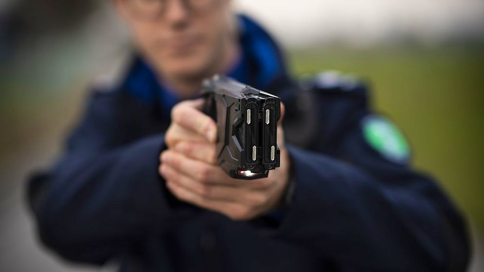 Ein St. Galler Polizist mit einem Taser – auch Elektroschockpistole oder Destabilisierungsgerät genannt. (Archivbild)