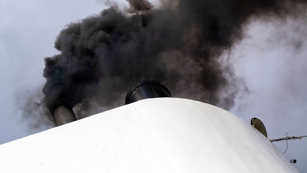 Kreuzfahrt-Schiffe. Schwarzer Russ bläst aus dem Schornstein: Kreuzfahrten verursachen hohe Schadstoffemissionen.