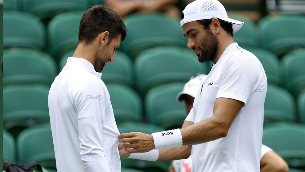 Novak Djokovic (links) und Matteo Berrettini tauschen am vergangenen Donnerstag auf dem Centre Court Nettigkeiten aus.
