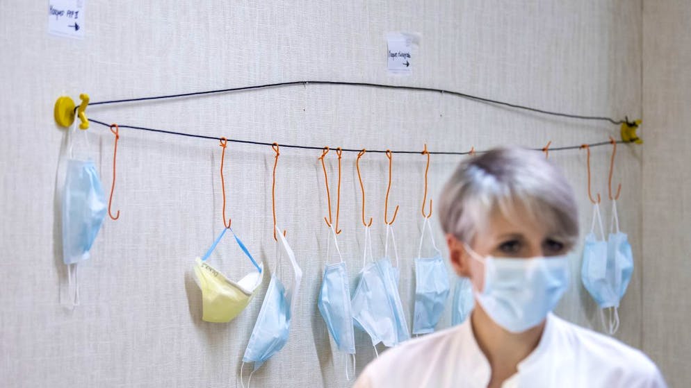 Steigende Corona-Zahlen. Erste Spitäler führen die Maskenpflicht wieder ein