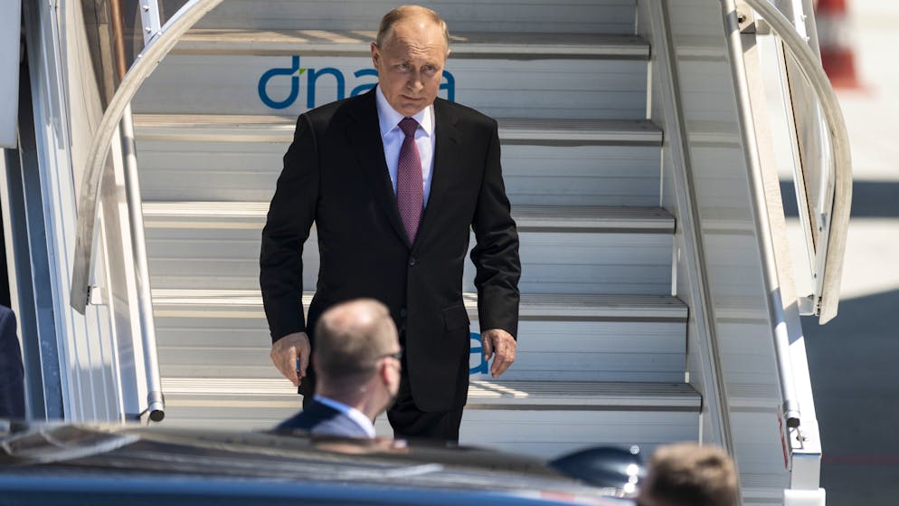 Russian president Vladimir Putin steps down the stairs from his airplane for the US - Russia summit with US President Joe Biden, on Geneva Airport Cointrin, Switzerland, Wednesday, June 16, 2021. (KEYSTONE/POOL/Alessandro della Valle)