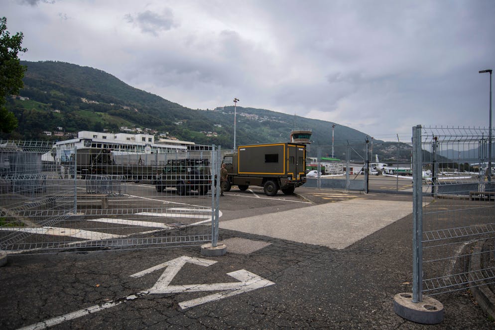 Agno: preparativi Ukraine Conférence Lugano / 04-05 luglio 2022. Nella foto l'aereoporto di Agno parzialmente sbarrato dal perosonale militare.
© Ti-Press / Pablo Gianinazzi