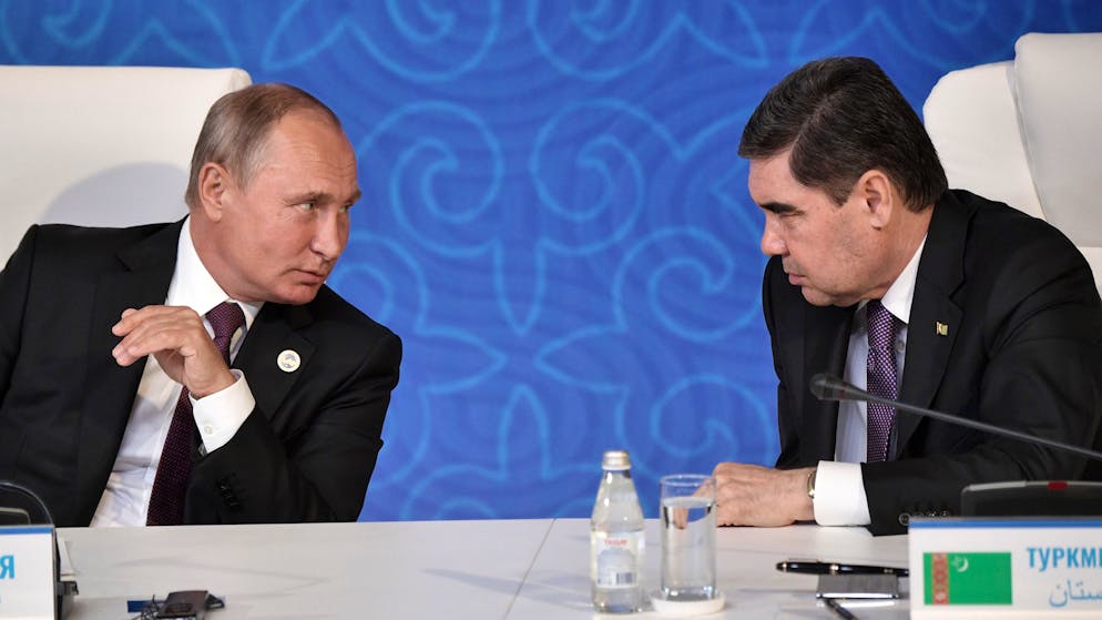 epa06945632 Russian President Vladimir Putin (L) speaks with Turkmenistan President Gurbanguly Berdimuhamedow (R) during the signing ceremony of the Convention on the Legal Status of the Caspian Sea during the 5th Caspian summit at the Friendship Palace in Aktau, the Caspian Sea port in Kazakhstan, 12 August 2018.The leaders of five countries bordering the Caspian Sea - Caspian Five - Russia, Iran, Kazakhstan, Azerbaijan, and Turkmenistan sign the Convention of the legal status of the Caspian Sea at the Aktau summit on 12 August. EPA/ALEXEY NIKOLSKY/SPUTNIK/KREMLIN / POOL MANDATORY CREDIT
