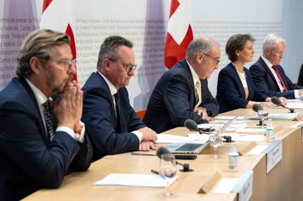 Michael Wider, Praesident Verband Schweizerischer Elektrizitaetsunternehmen (VSE), Martin Schmid, Praesident Verband der Schweizerischen Gasindustrie (VSG), Bundesrat Guy Parmelin , Bundesraetin Simonetta Sommaruga und Werner Luginbuehl, Praesident der Eidgenoessischen Elektrizitaetskommission (ElCom), von links, aeussern sich an einer Medienkonferenz ueber Gasreserve 2022 / 2023 und Vorbereitungsmassnahmen für eine Gasmangellage, am Mittwoch, 29. Juni 2022, in Bern. (KEYSTONE/Peter Schneider)