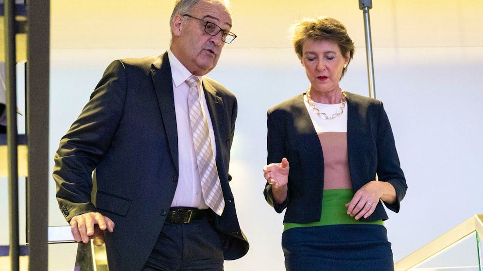 Bundesrätin Simonetta Sommarugan (r) und Bundesrat Guy Parmelin an der Medienkonferenz  (KEYSTONE/Peter Schneider)