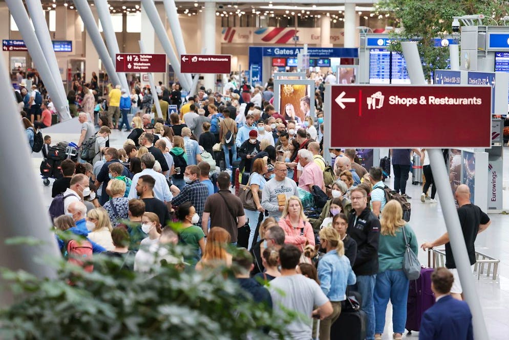 27.06.2022, Nordrhein-Westfalen, Düsseldorf: Lange Warteschlangen im Düsseldorfer Flughafen. Menschen stehen in der langen Warteschlangen. (zu dpa: «Koffer-Chaos am Düsseldorfer Flughafen») Foto: David Young/dpa +++ dpa-Bildfunk +++ (KEYSTONE/DPA/David Young)