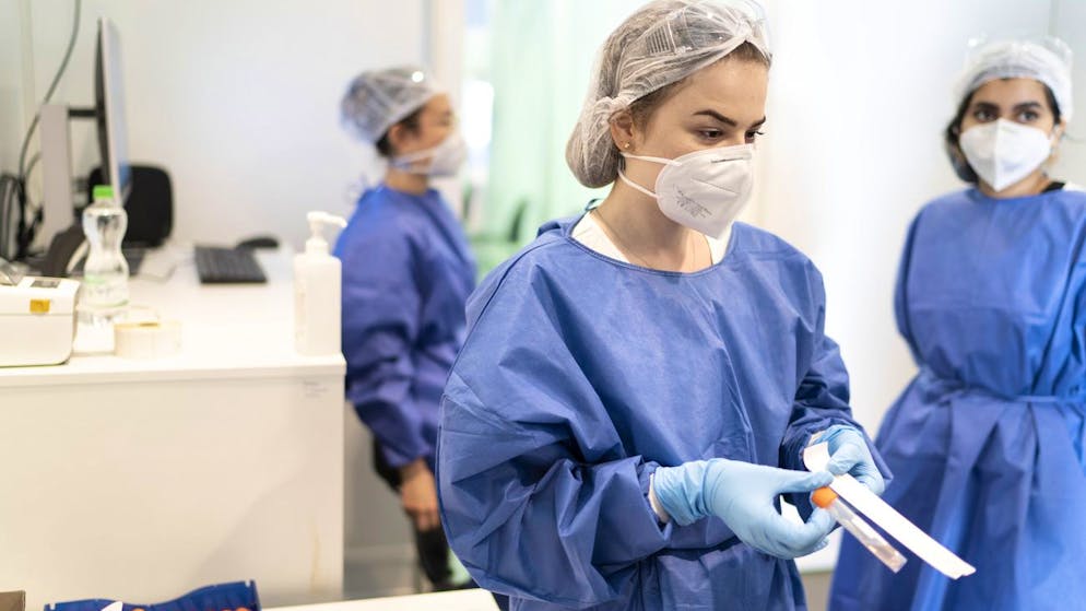 Medizinisches Personal macht einen Schnelltest im durch das Stadtspital Triemli und Waid im Auftrag der Gesundheitsdirektion Zuerich neu eroeffneten Testzentrum auf dem Kasernenareal am Montag, 9. November 2020, in Zuerich. (KEYSTONE/Gaetan Bally)