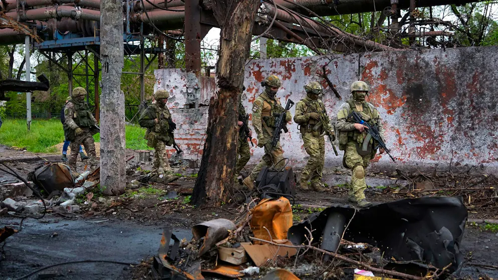 Russische Soldaten gehen durch einen zerstörten Bereich eines Eisen- und Stahlwerks in Mariupol. Wie viele Armeeangehörige tatsächlich gefallen sind, ist unklar.