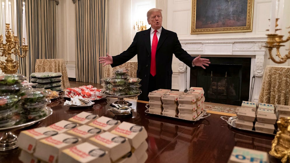 epa07284552 US President Donald J. Trump presents the fast food to be served due to the government shutdown to the Clemson Tigers at the White House in Washington, DC, USA, 14 January 2019. The Clemson Tigers will visit the White House to celebrate their College Football Playoff national championship. EPA/CHRIS KLEPONIS / POOL