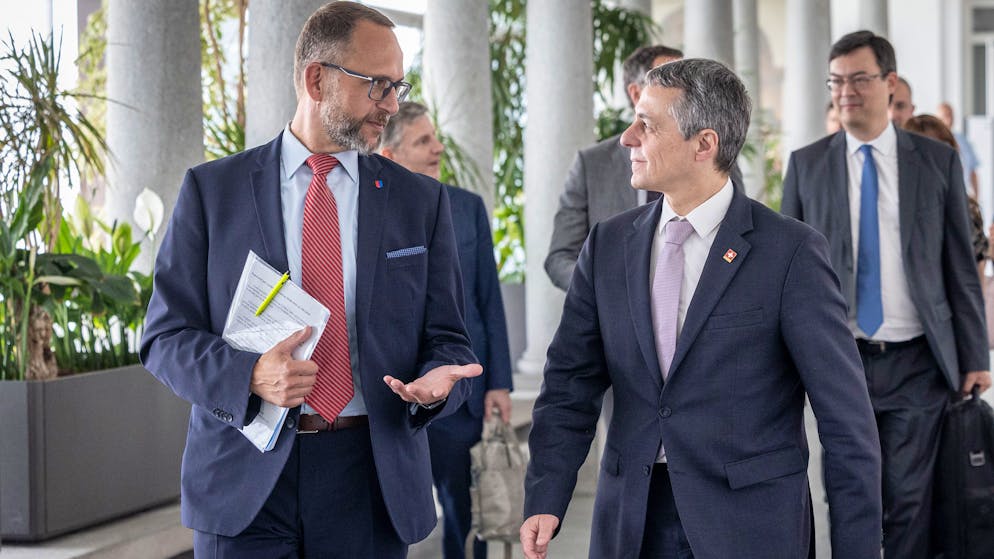 Der Tessiner Staatsrat Norman Gobbi, links, und Bundesrat Ignazio Cassis, rechts, kommen zur Medienkonferenz zur Ukraine Recovery Conference, am Montag, 20. Juni 2022, in Bellinzona. Aussenminister Ignazio Cassis hat am Montag gemeinsam mit der Tessiner Regierung einige Eckpunkte der Ukraine-Konferenz in Lugano von Anfang Juli umrissen. Am Ende der Aufbaukonferenz solle die sogenannte