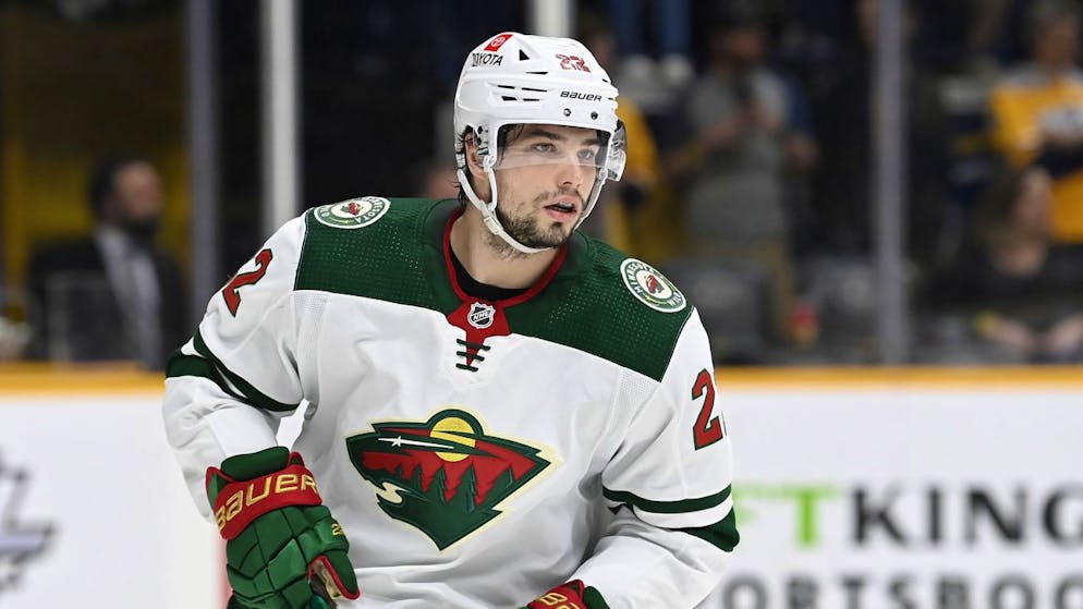 ARCHIV - ZUM PREMIUM-TEXT UEBER KEVIN FIALA - Minnesota Wild left wing Kevin Fiala (22) plays against the Nashville Predators during the first period of an NHL hockey game Sunday, April 24, 2022, in Nashville, Tenn. (AP Photo/Mark Zaleski)