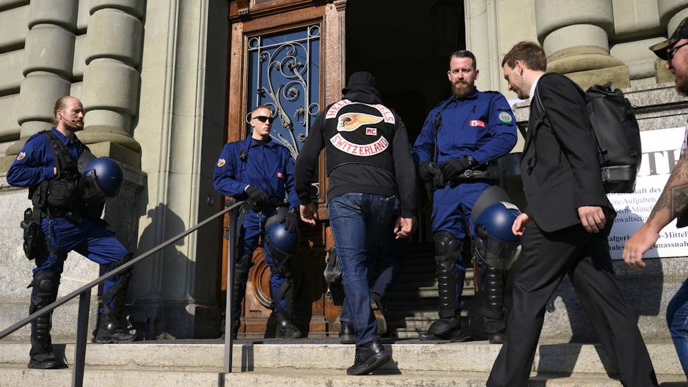 Die Mitglieder der Hells Angels und ihre Anwaelte kommen in das Gerichtsgebaeude, waehrend dem Prozess um die Auseinandersetzung der Motorradclubs Hells Angels und Bandidos, am Donnerstag, 30. Juni 2022 in Bern. (KEYSTONE/Stringer)