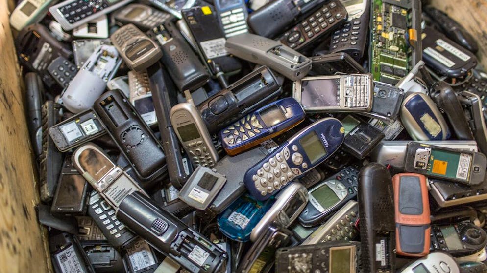 A box with mobile phones and cordless telephones, pictured on October 22, 2013, in the company Datarec in Ecublens, canton of Vaud, Switzerland. Datarec scraps and recycles electronical devices and metal. It belongs to BAREC group, one of the largest recycling groups in Switzerland. (KEYSTONE/Gaetan Bally)
Eine Kiste mit Mobil- und kabellosen Festnetztelefonen, aufgenommen am 22. Oktober 2013 in der Firma Datarec in Ecublens (VD). Die Datarec verschrottet und recycelt Elektrogeraete und Metall. Sie gehoert zur Barec Gruppe, eine der groessten Recycling-Gruppen der Schweiz. (KEYSTONE/Gaetan Bally)