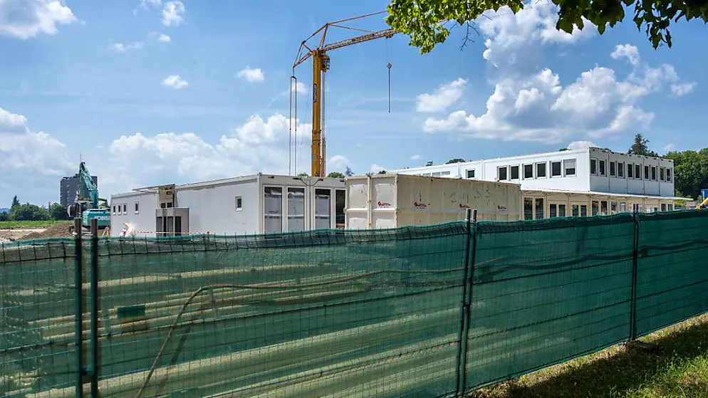 Blick auf das im Entstehen begriffene Containerdorf auf dem Berner Viererfeld Mitte Juni dieses Jahres.
