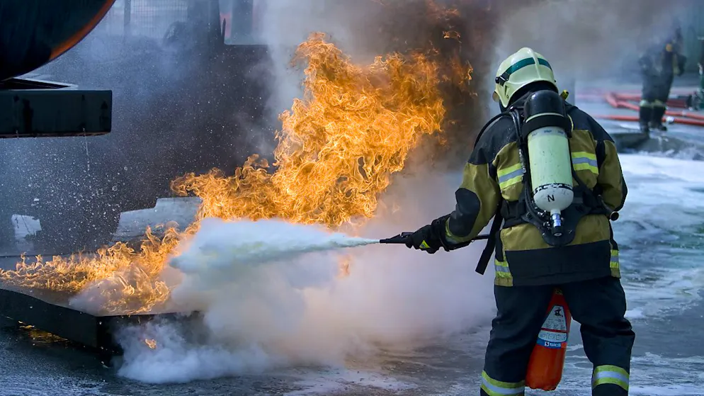 Ein Basler Feuerwehrmann bekämpft 2007 bei einer Übung ein Feuer. (Archivbild)