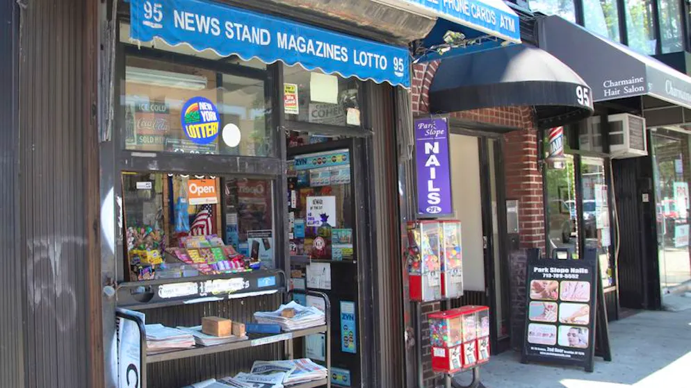 Verschiedene Lokalzeitungen liegen vor einem Lebensmittelgeschäft im New Yorker Stadtteil Brooklyn aus. 