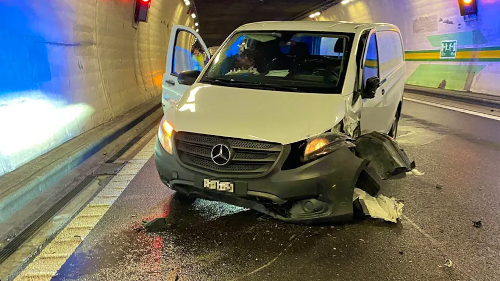 Beide Fahrzeuge wurden stark beschädigt und mussten abtransportiert werden.