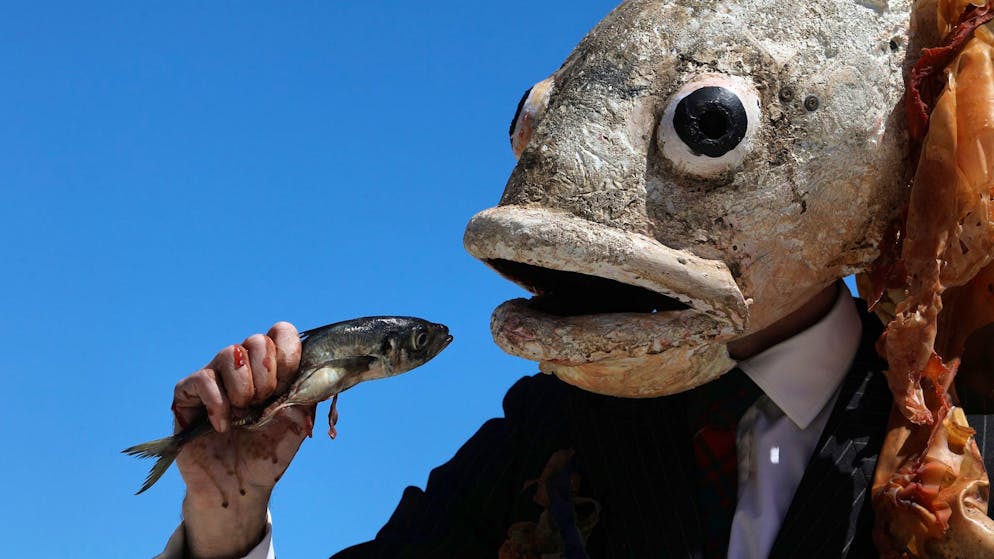 Verkleidete Aktivisten der Ocean Rebellion protestieren vor dem Veranstaltungsort der UN-Ozeankonferenz.