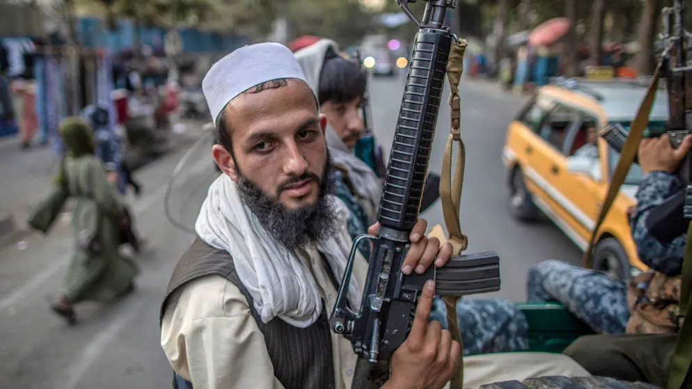 Junge Taliban-Kämpfer patrouillieren auf der Ladefläche eines Pick-Ups in den Strassen von Kabul.