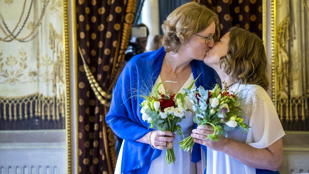 Laure, gauche et Aline, droite, s'embrassent apres la celebration de leur mariage, le premier couple du meme sexe a se marier, celebrent la transformation du partenariat enregistre en mariage, ce vendredi 1 juillet 2022 au Palais Eynard a Geneve. A partir du 1er juillet 2022, les couples de meme sexe pourront se marier ou convertir leur partenariat enregistre en mariage. Suite a la validation du resultat de la votation