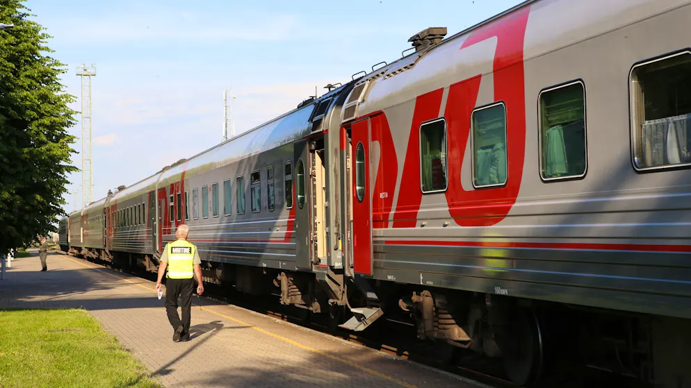 Ein litauischer Zollbeamter kontrolliert am Bahnhof von Kybartai den russischen Passagierzug von Kaliningrad nach Moskau.