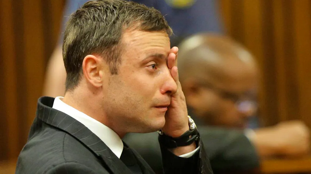 Der wegen Mordes verurteilte Oscar Pistorius zeigt bei der Urteilsverkündung im September 2014 Emotionen.