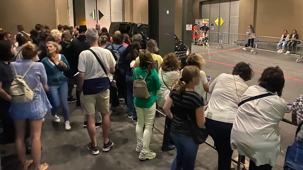 Nach dem Konzert von A-ha: Die Fans warten auf ihre Idole.