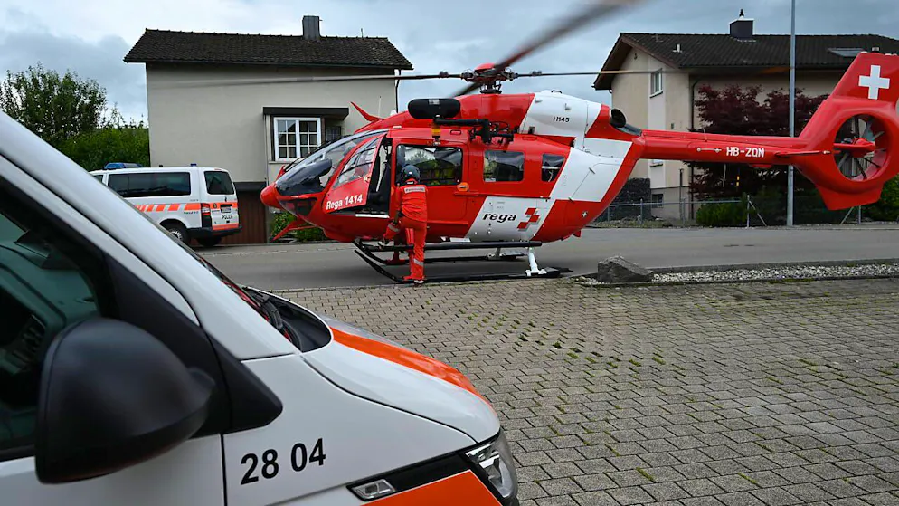 Der verletzte Velofahrer wurde mit der Rega in ein Spital gebracht.
