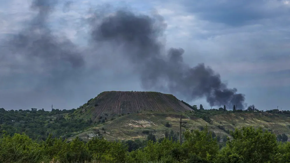 Rauch steigt über dem Kampfgebiet in der Region Luhansk Mitte Juni auf. (Archiv)