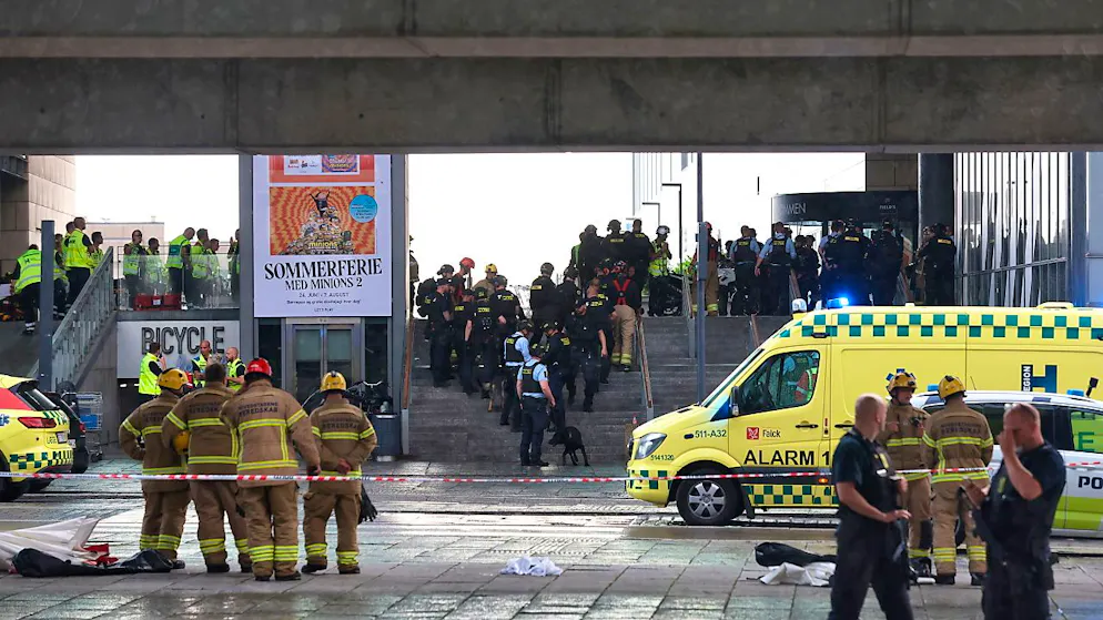 Ersthelfer ermitteln im Field's Einkaufszentrum in Dänemarks Hauptstadt Kopenhagen. Foto: Olafur Steinar Gestsson/Ritzau Scanpix Foto via AP/dpa - ACHTUNG: Nur zur redaktionellen Verwendung und nur mit vollständiger Nennung des vorstehenden Credits