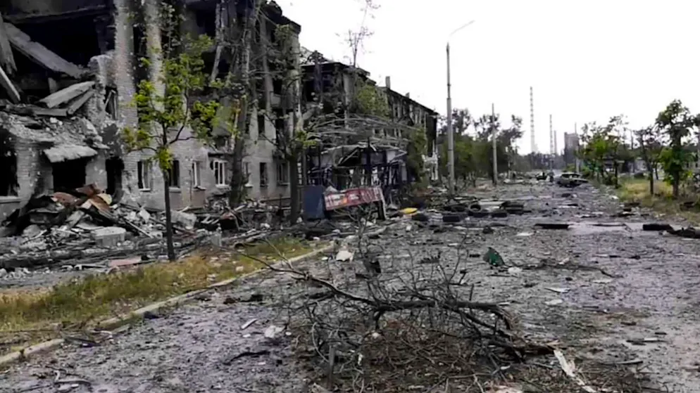 HANDOUT - Auf diesem von der Militärverwaltung der Region Luhansk zur Verfügung gestellten Foto sind beschädigte Wohngebäude in Lyssytschansk zu sehen. Foto: -/(Militärverwaltung der Region Luhansk/AP/dpa - ACHTUNG: Nur zur redaktionellen Verwendung im Zusammenhang mit einer Berichterstattung und nur mit vollständiger Nennung des vorstehenden Credits