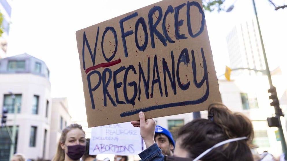 Abortion-rights activists and supporters protest outside of the Ronald V. Dellums Federal Building in Oakland, Calif., Tuesday, May 3, 2022, in response to the leak of a draft opinion on a potential Supreme Court vote to overturn Roe v. Wade. (Jessica Christian/San Francisco Chronicle via AP)