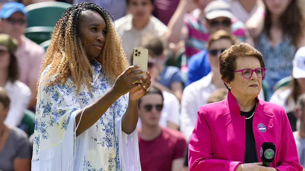 Standing Ovation für Federer in Wimbledon - Gallery. Venus Williams und Biliie Jean King