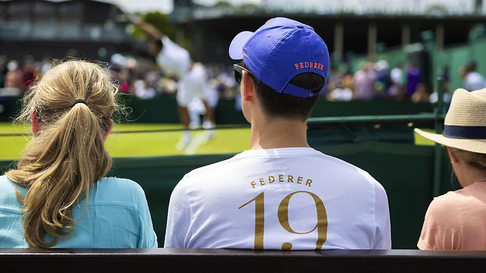 Standing Ovation für Federer in Wimbledon - Gallery. Erstmals in der 145-jährigen Geschichte des Turniers wurde in Wimbledon am mittleren Sonntag planmässig gespielt. Zuvor war dies lediglich viermal wegen Regenverzögerungen passiert