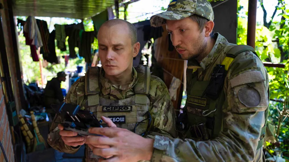 Ein ukrainischer Soldat korrigiert an der Frontlinie nahe Charkiw den Artilleriebeschuss per Drohne. Foto: Evgeniy Maloletka/AP/dpa