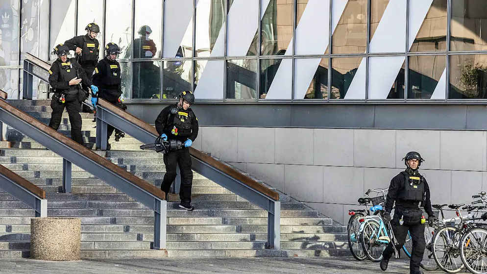 Die Polizei steht vor dem Einkaufszentrum Field's in Kopenhagen, Dänemark. Ein bewaffneter Mann eröffnete am Sonntag das Feuer in dem belebten Einkaufszentrum in der dänischen Hauptstadt und tötete einige Menschen und verletzte einige andere schwer, so die Polizei. Foto: Olafur Steinar Rye Gestsson/Ritzau Scanpix Foto via AP/dpa - ACHTUNG: Nur zur redaktionellen Verwendung und nur mit vollständiger Nennung des vorstehenden Credits