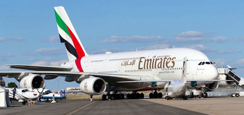 ARCHIV - 21.06.2022, Brandenburg, Schönefeld: Ein Airbus A380 der Emirates ist auf der Internationalen Luft- und Raumfahrtausstellung ILA gelandet und steht auf der Ausstellungsfläche. (zu dpa «Die erstaunlich schnelle Rückkehr des Airbus-Superjumbos A380») Foto: Wolfgang Kumm/dpa +++ dpa-Bildfunk +++ (KEYSTONE/DPA/Wolfgang Kumm)