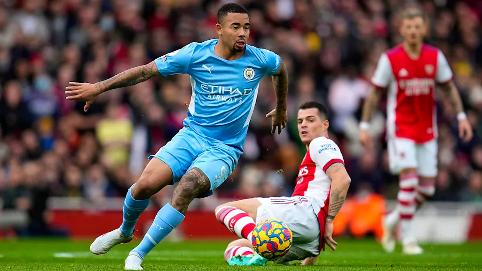 Gabriel Jesus (in Hellblau) und Granit Xhaka (grätschend) sind ab sofort nicht mehr Gegner, sondern bei Arsenal Teamkollegen.