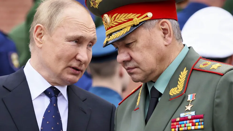 Russlands Präsident Wladimir Putin und sein Verteidigungsminister Sergej Schoigu am 22. Juni 2022 in Moskau. (Archiv)