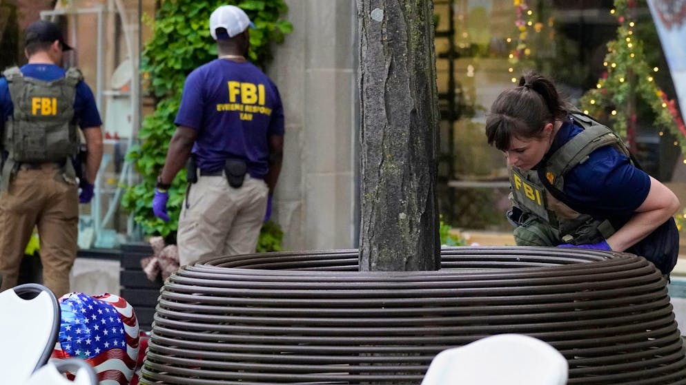 Bluttat bei Feiertags-Parade in Highland Park nahe Chicago: Verdächtiger gefasst - Gallery. Beamte ermitteln in der Innenstadt eines Vororts von Chicago.