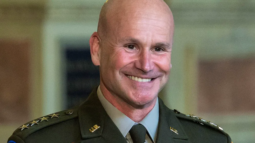 Christopher G. Cavoli, General der US Army, lächelt als er vom bayerischen Ministerpräsidenten den Bayerischen Verdienstorden verliehen bekommt: Cavoli übernimmt Oberbefehl über die Nato-Streitkräfte in Europa. (Archiv)