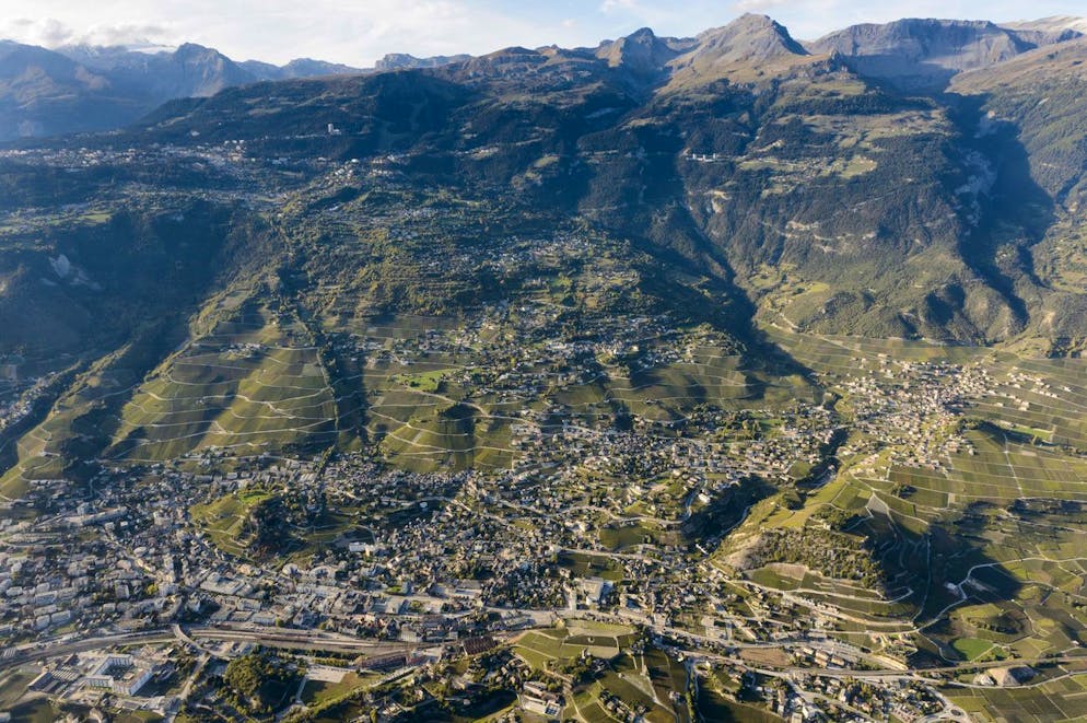 Vue aerienne de la ville de Sierre ce lundi 6 octobre 2014 a Sierre. (KEYSTONE/Laurent Gillieron)
