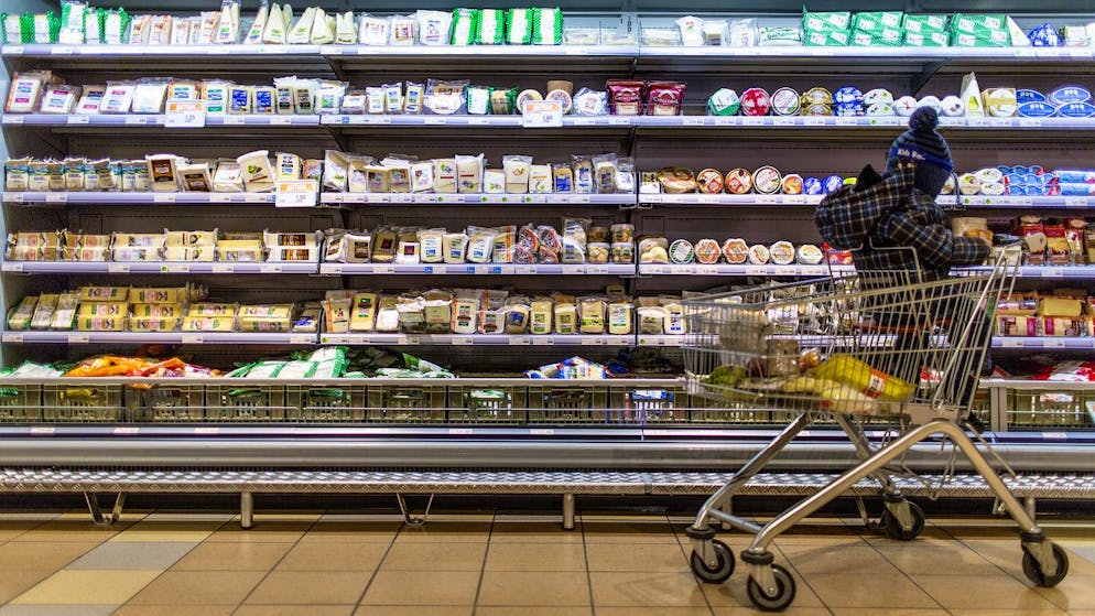 An infant sits in a supermarket trolley which stands in front of a refrigerated shelf, pictured on March 5, 2013, at the Migros branch in Baden, Switzerland. Migros is Switzerland's the largest retail company. (KEYSTONE/Gaetan Bally)
Ein Kleinkind sitzt in einem Einkaufswagen, der vor einem Kuehlregal steht, aufgenommen am 5. Maerz 2013 in der Migros-Filiale in Baden. (KEYSTONE/Gaetan Bally)
