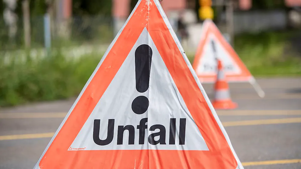 Ein Unfall-Warndreieck der Polizei. (Archivbild)