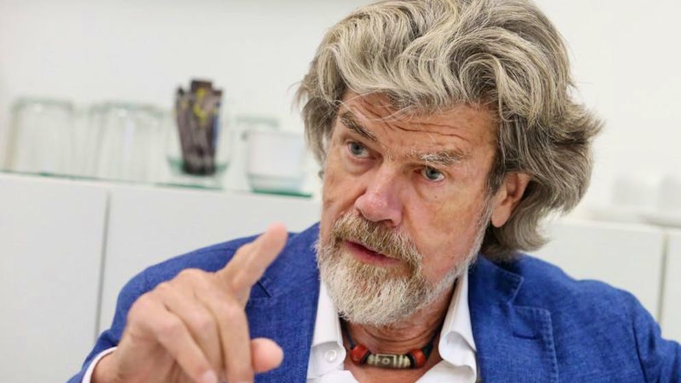 ARCHIV - 18.09.2019, Nordrhein-Westfalen, Oberhausen: Der Südtiroler Bergsteiger Reinhold Messner beantwortet Fragen eines Journalisten. Der frühere Extrembergsteiger Reinhold Messner sieht in dem Gletschersturz in den Dolomiten mit mehreren Toten eine deutliche Folge des Klimawandels und der Erderwärmung.(zu dpa «Reinhold Messner nach Unglück in Dolomiten: «Grund ist Erderwärmung»») Foto: Roland Weihrauch/dpa +++ dpa-Bildfunk +++