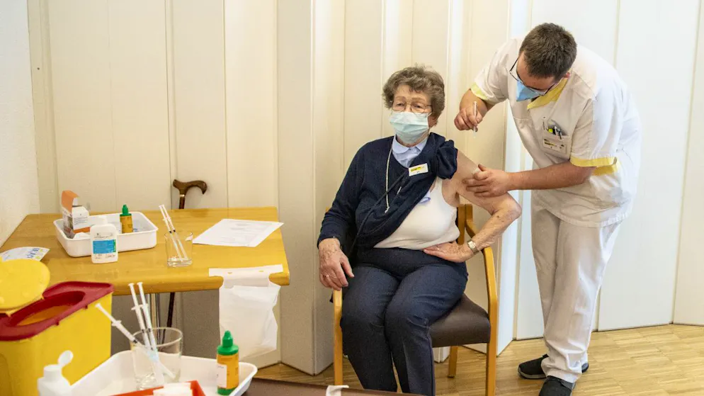Die Bundesbehörden empfehlen Personen über achtzig Jahre bereits in diesem Sommer eine zweite Auffrischimpfung. (Archivbild)