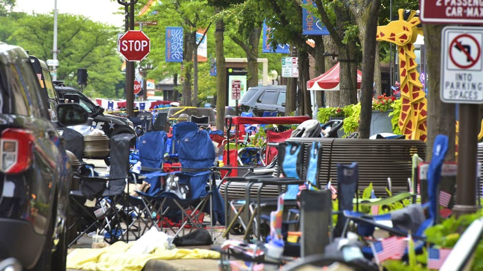 Bluttat bei Feiertags-Parade in Highland Park nahe Chicago: Verdächtiger gefasst - Gallery. Von Zuschauern der Parade in Highland Park zurückgelassene Stühle.