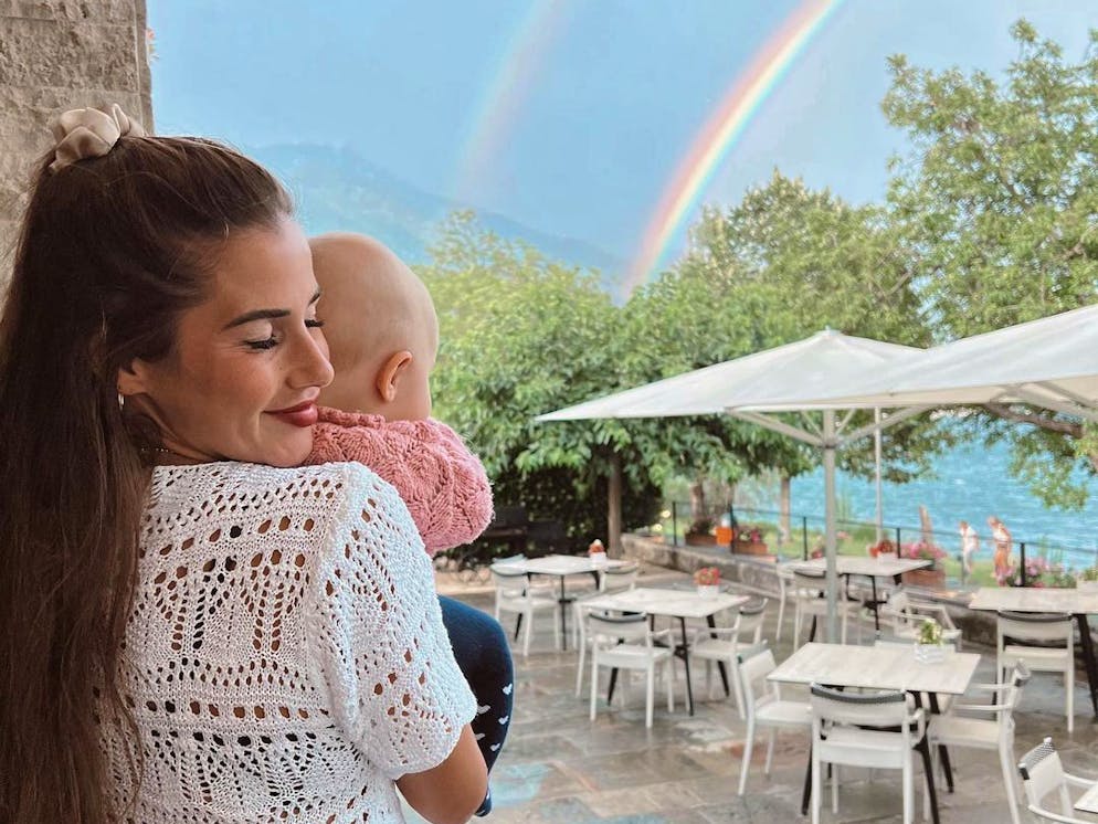 Sarah Engels geniesst Ascona. Hier schaut sie sich mit ihrer Tochter einen Regenbogen auf einer Terrasse in Ascona an. 