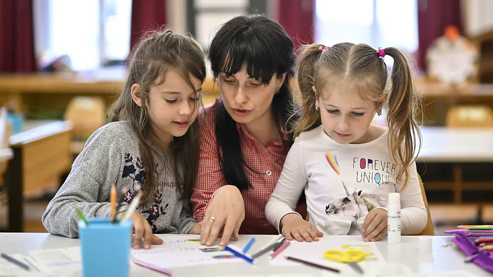 Die ukrainische Lehrerin Alina Tochenyuk mit zwei Schülerinnen in der Willkommensklasse im Schulhaus Landhaus in Herisau. (Archivbild)
